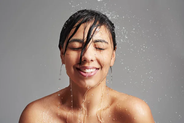 Sprzątanie Prysznic Twarz Kobiety Wodą Studio Szarym Tle Wellness Piękna — Zdjęcie stockowe
