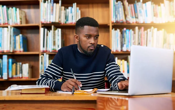 Laptop Biblioteka Student Uniwersytetu Badań Uczenia Się Planowania Egzaminu Raport — Zdjęcie stockowe