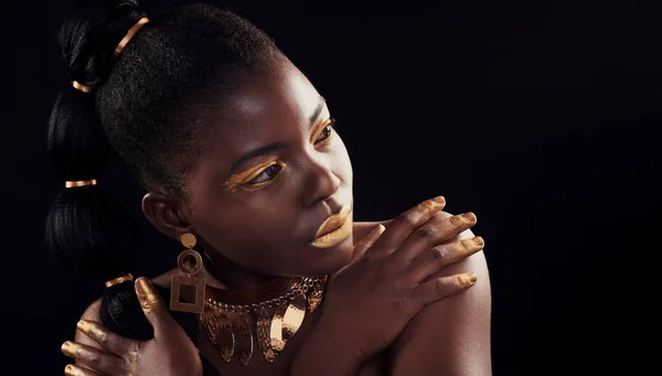 メイク アート 黒の背景に自信のためのスタジオでの美しさ 輝きと黒の女性 富のためのジュエリーと顔 創造的でアフリカの女性モデルのポーズ ロイヤルと豪華な金の審美的な — ストック写真