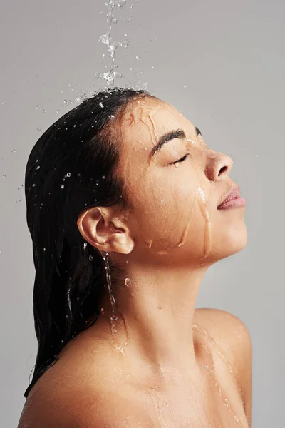 Sprcha Mytí Obličej Ženy Vodou Studiu Šedém Pozadí Pro Wellness — Stock fotografie