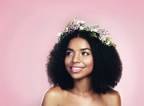 Vrouw Denken Bloem Kroon Voor Schoonheid Studio Roze Achtergrond Mockup — Stockfoto