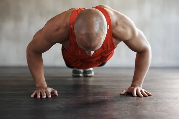 Wzrost Mięśni Silny Człowiek Podłoga Push Dla Sportowca Fitness Stylu — Zdjęcie stockowe