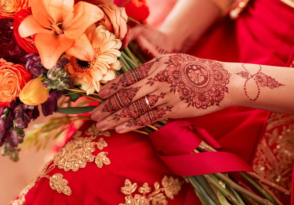 Henna Handen Indiase Vrouw Haar Bruiloft Evenement Met Bloemen Boeket — Stockfoto