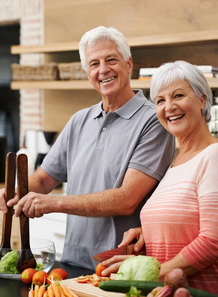 在厨房里为老夫妇做饭 做沙拉和画像 以促进健康 爱情和营养 微笑着退休吧 与老男人和女人一起在家里切蔬菜当食物 晚餐和菜谱 — 图库照片