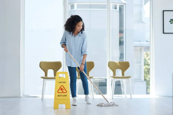 Limpieza Fregado Piso Mujer Con Precaución Construcción Mantenimiento Higiene Suciedad — Foto de Stock