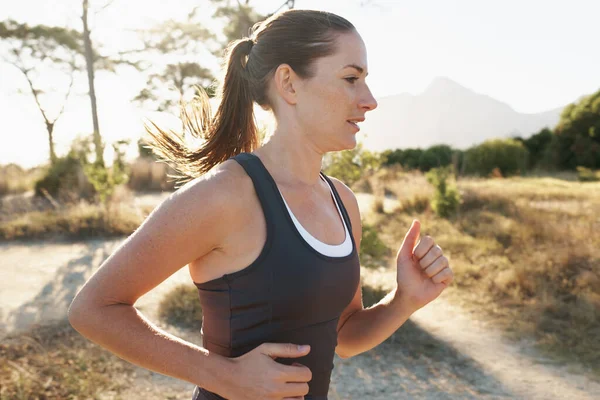 Τρέξιμο Άσκηση Και Γυναίκα Κατάρτισης Προπόνηση Και Αθλήματα Ισορροπία Ευεξία — Φωτογραφία Αρχείου