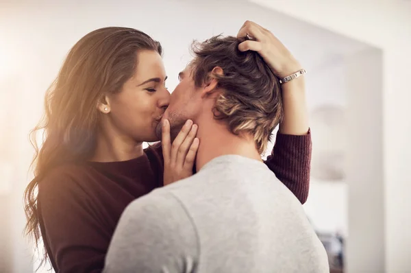Rosto Mulher Feliz Homem Beijo Com Amor Apartamento Para Romance — Fotografia de Stock