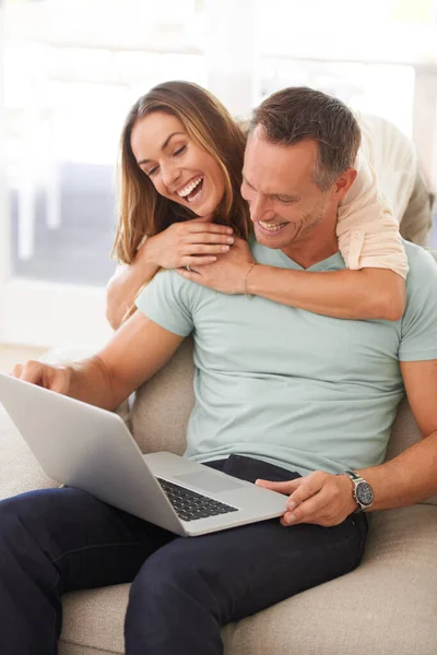 Computer Laugh Happy Couple Sofa Online Men Website Review Reading — Stock Photo, Image