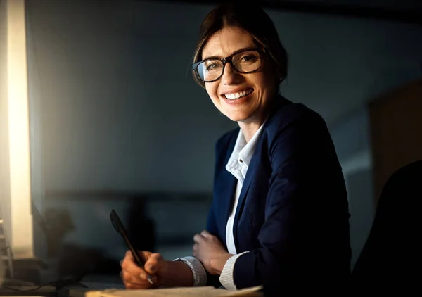 Portre Kadını Gece Yazı Gözlük Resmi Ofiste Gülümseme Bilgisayar Kurumsal — Stok fotoğraf