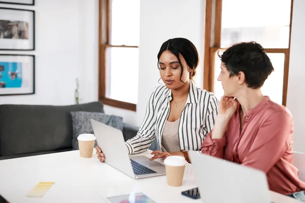 Teamarbeit Ist Geschäft Unverzichtbar Zwei Junge Geschäftsfrauen Die Zusammen Büro — Stockfoto