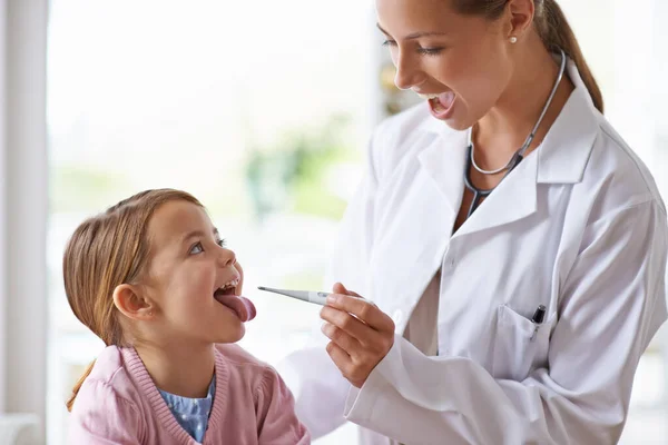 Barn Kvinna Och Läkare Med Termometer Munnen För Medicinsk Risk — Stockfoto