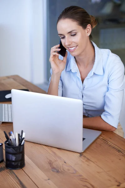 Llamada Telefónica Mujer Negocios Laptop Para Networking Planificación Comunicación Mujer — Foto de Stock