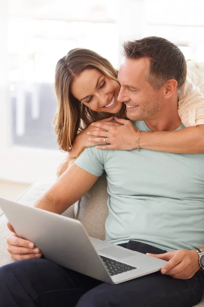 Laptop Przytulić Szczęśliwą Parę Domu Internet Dla Wsparcia Online Przegląd — Zdjęcie stockowe