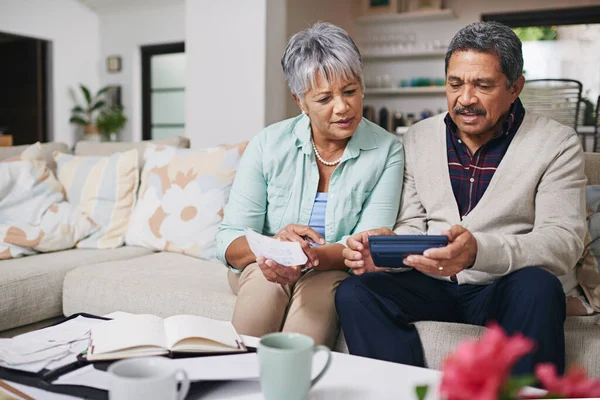 Ältere Paare Finanzschulden Und Lebensversicherungen Diskussion Mit Bankdokumenten Und Rechnungen — Stockfoto