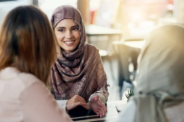 朋友们 在咖啡馆里快乐的穆斯林妇女 在一起聊天 咖啡店 微笑和伊斯兰女孩 团体或人们聊天 谈话和讨论 以便在餐馆举行社交活动 — 图库照片
