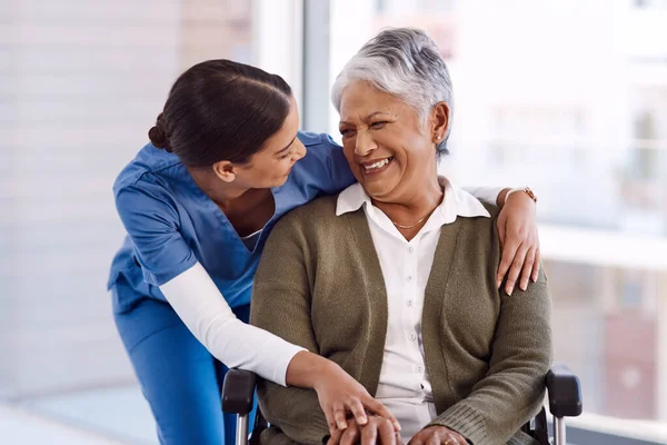 Υγεία Αναπηρία Και Μια Νοσοκόμα Που Αγκαλιάζει Μια Ηλικιωμένη Γυναίκα — Φωτογραφία Αρχείου