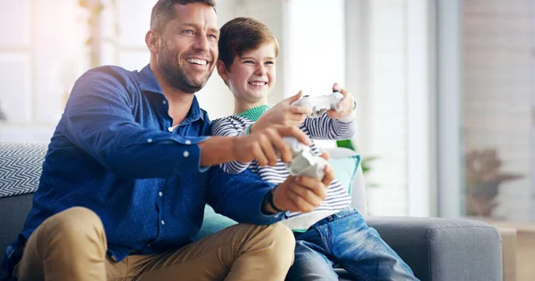 Πατέρας Παιδί Και Βιντεοπαιχνίδι Στο Σπίτι Καναπέ Ενώ Χαρούμενος Και — Φωτογραφία Αρχείου