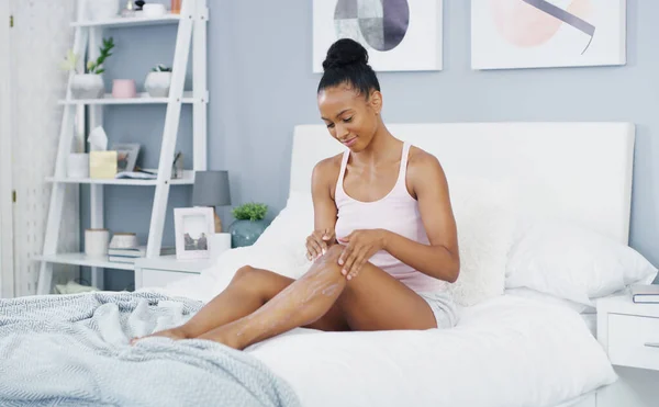 Frau Bein Und Feuchtigkeitscreme Bett Zur Körperpflege Und Reinigung Einem — Stockfoto