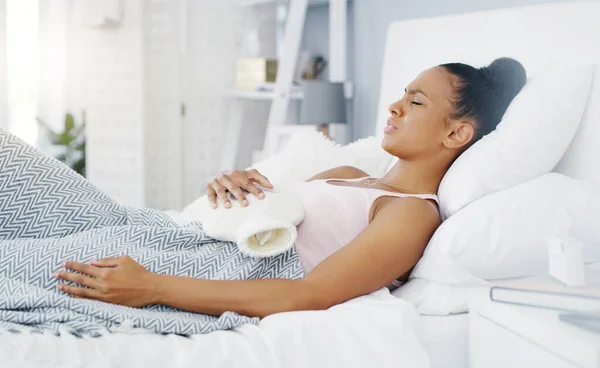 Magenschmerzen Krämpfe Und Krankheit Mit Frau Bett Für Menstruation Medizin — Stockfoto
