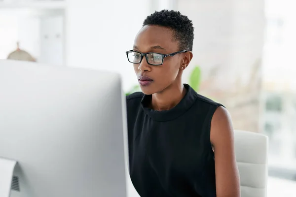 Biznes Komputer Poważna Czarna Kobieta Biurze Badań Planowania Lub Koncentracji — Zdjęcie stockowe