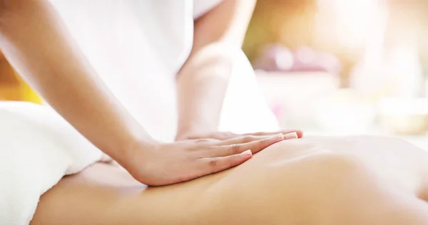 Massage Des Femmes Des Mains Dos Spa Pour Vous Détendre — Photo