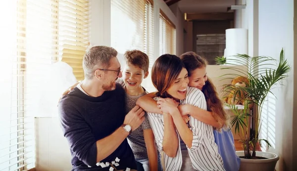 Gelukkig Liefde Familie Hun Nieuwe Huis Roerend Liefdevol Met Omhelzing — Stockfoto