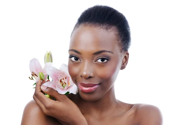 Feminin Wie Die Schönste Blume Studioaufnahme Eines Jungen Afrikanisch Amerikanischen — Stockfoto