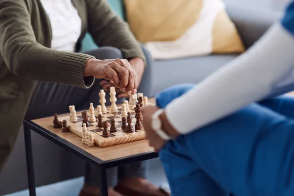 訪問中に戦略のゲームをプレイ老人ホームで患者と看護師のチェス 保険を専門医と居住者と一緒にリビングルーム — ストック写真