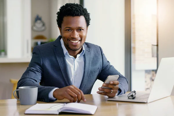 Freelancer Homem Negro Retrato Com Telefone Sorriso Trabalho Investimento Online — Fotografia de Stock