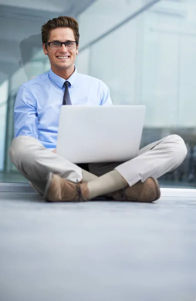 Laptop Büroetage Und Porträt Eines Glücklichen Mannes Agenten Oder Professionellen — Stockfoto
