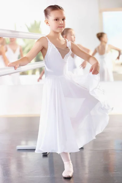 Jovem Bailarina Treinamento Balé Com Dançarina Academia Praticar Dança Estúdio — Fotografia de Stock