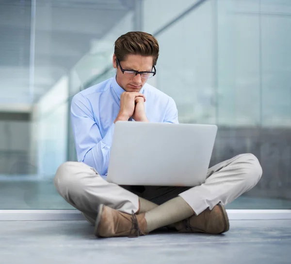 Laptop Koncentracja Biura Człowieka Myślenie Stres Nad Raportem Finansowym Biznesu — Zdjęcie stockowe
