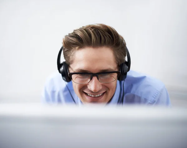 Computadora Oficina Cara Hombre Feliz Leyendo Sonrisa Felicidad Para Éxito —  Fotos de Stock