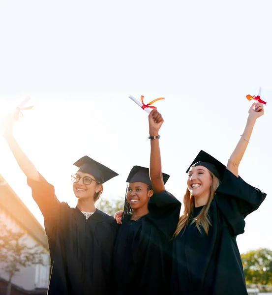毕业生或文凭手握学院或大学的朋友在一起的天空模型 在学校外庆祝教育成就 成功和未来多样性的快乐女性 — 图库照片