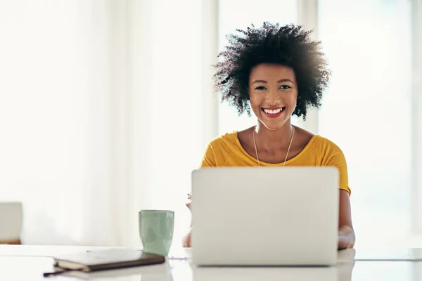 Ноутбук Посмішка Онлайн Портретом Чорної Жінки Планування Веб Сайту Віддаленого — стокове фото