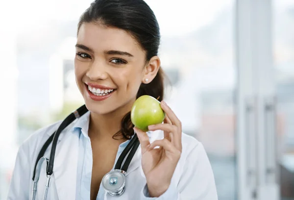 Retrato Médico Mulher Feliz Com Maçã Para Uma Dieta Saudável — Fotografia de Stock