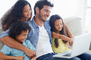 Laptop gösterimi, kucaklaşma ve çocuklar sosyal medya videolarında, internet sitelerinde ya da çocuk dostu filmlerde jest yapıyorlar. Birlikte, aile bağları ve mutlu aile çocukları babalarıyla birlikte PC 'de yayın yapıyorlar..