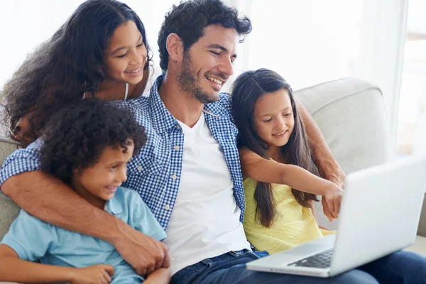 笔记本电脑在社交媒体视频 在线网站或儿童友好电影中的指向 爸爸和孩子的手势 在Pc上 与父亲的亲情和幸福的家庭孩子一起在家里播映电影 — 图库照片