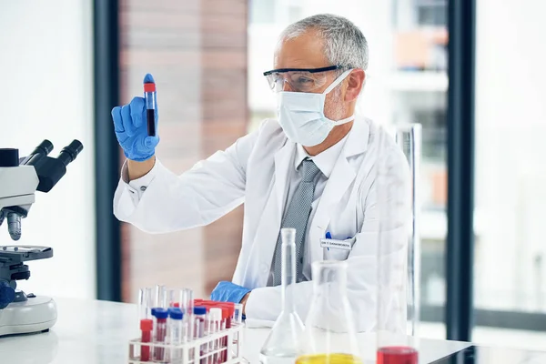 Bilim Bilim Adamı Doktor Bir Kan Testinde Aşıyla Laboratuarda Veya — Stok fotoğraf