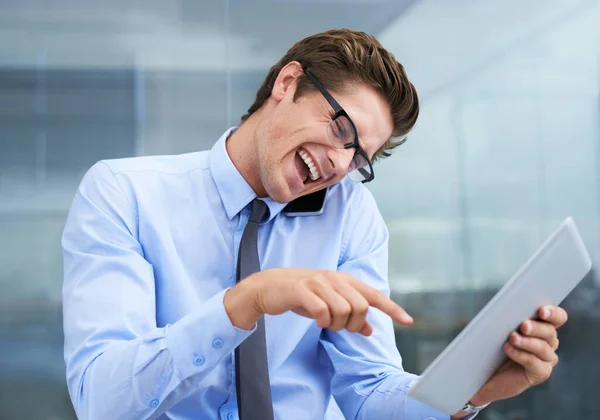 Telefone Tablet Homem Negócios Rindo Lendo Meme Engraçado Piada Corporativa — Fotografia de Stock