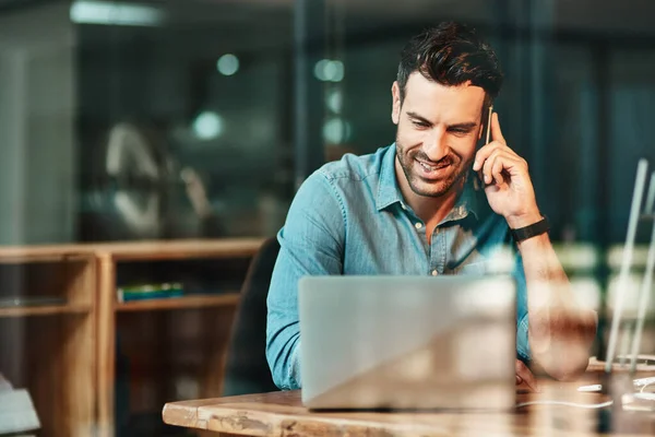 Glücklicher Mann Mit Telefon Laptop Büro Gespräch Und Kommunikation Für — Stockfoto