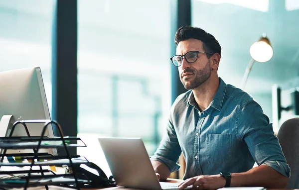 Zakenman Denken Laptop Kantoor Voor Innovatie Het Gebied Van Technologie — Stockfoto