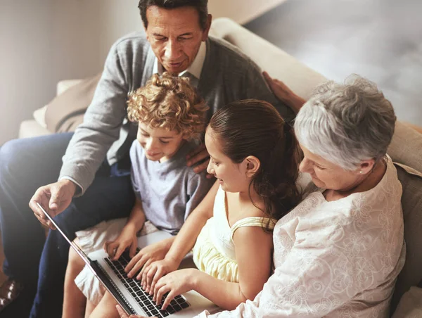 Grootouders Laptop Leuke Kinderen Leren Samen Typen Online Spelletjes Spelen — Stockfoto