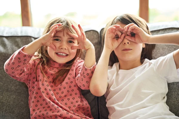 Ritratto Fratelli Sorelle Divano Espressione Divertente Facciale Con Felicità Legame — Foto Stock