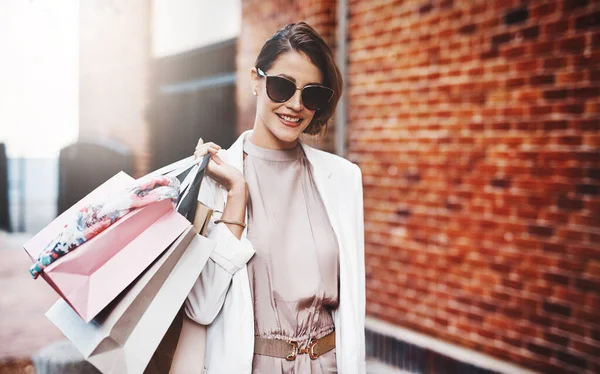 采购购物袋 步行和妇女肖像在城市 时尚零售和销售 交易或愉快的促销在人行道上 富有或有衣服 太阳镜 礼物或折扣的年轻人或顾客 — 图库照片