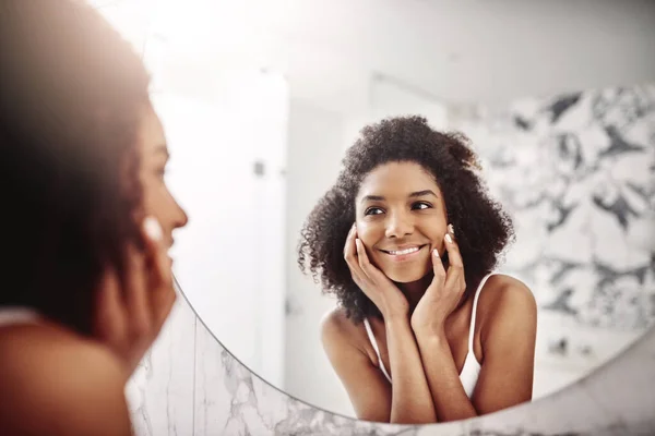 Γυναίκα Περιποίηση Δέρματος Και Δερματολογία Στον Καθρέφτη Χαμόγελο Στο Μπάνιο — Φωτογραφία Αρχείου