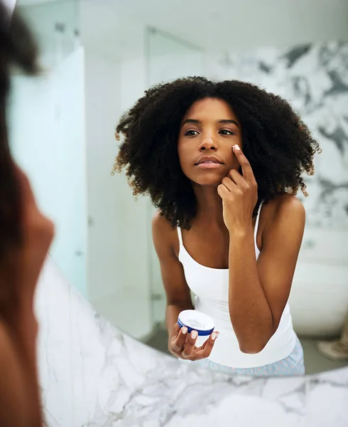 Cuidados Com Pele Espelho Banheiro Mulher Negra Com Loção Produto — Fotografia de Stock