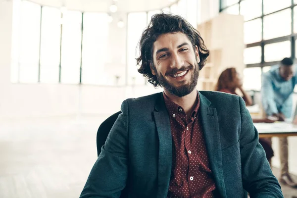 Πορτρέτο Εκκίνηση Και Ευτυχισμένος Άνθρωπος Στο Γραφείο Ξεκινήστε Επιχειρηματικό Σχέδιο — Φωτογραφία Αρχείου