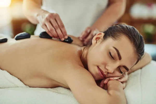 Spa Zen Donna Ottenere Massaggio Alla Schiena Pietra Calda Lusso — Foto Stock