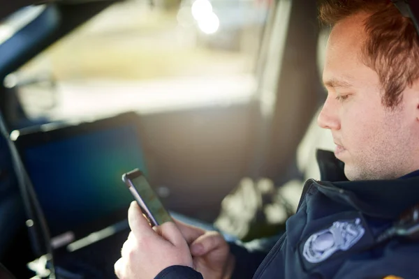 Polizei Beamter Und Mann Sms Mit Telefon Streifenwagen Für Sicherheitskontakt — Stockfoto